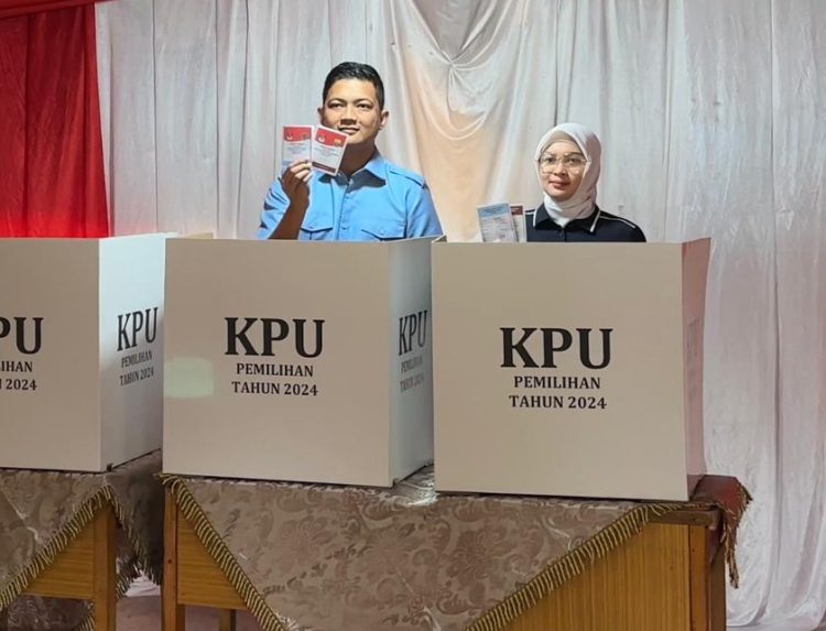 Ketua DPRD Provinsi Jambi, M. Hafiz Fattah Menyalurkan Hak Suara di TPS 6 Komplek Air Panas Muara Bulian, Rabu (27/11). Dok/Ist