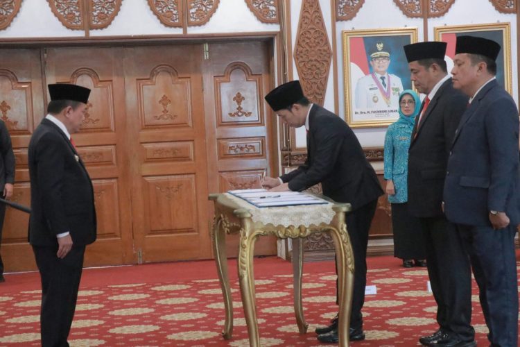 dr. H. MHD. Fery Kusnadi Dilantik Sebagai Pjs Bupati Tanjab Barat (24/09). /Dok/Ist