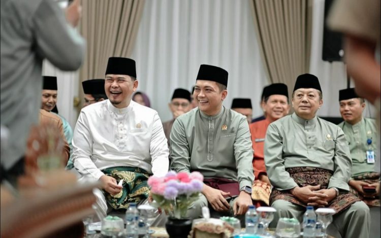 Ketua DPRD Provinsi Jambi, M. Hafiz Fattah (Tengah) Menghadiri Paripurna Istimewa Peringatan HUT ke-76 Kabupaten Batanghari, Senin (02/12). /Dok/Ist