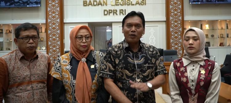 Ketua Didampingi Anggota Bapemperda DPRD Provinsi Jambi Memberikan Keterangan usai Berdiskusi dengan Pihak Baleg DPR-RI. /Dok/Hms