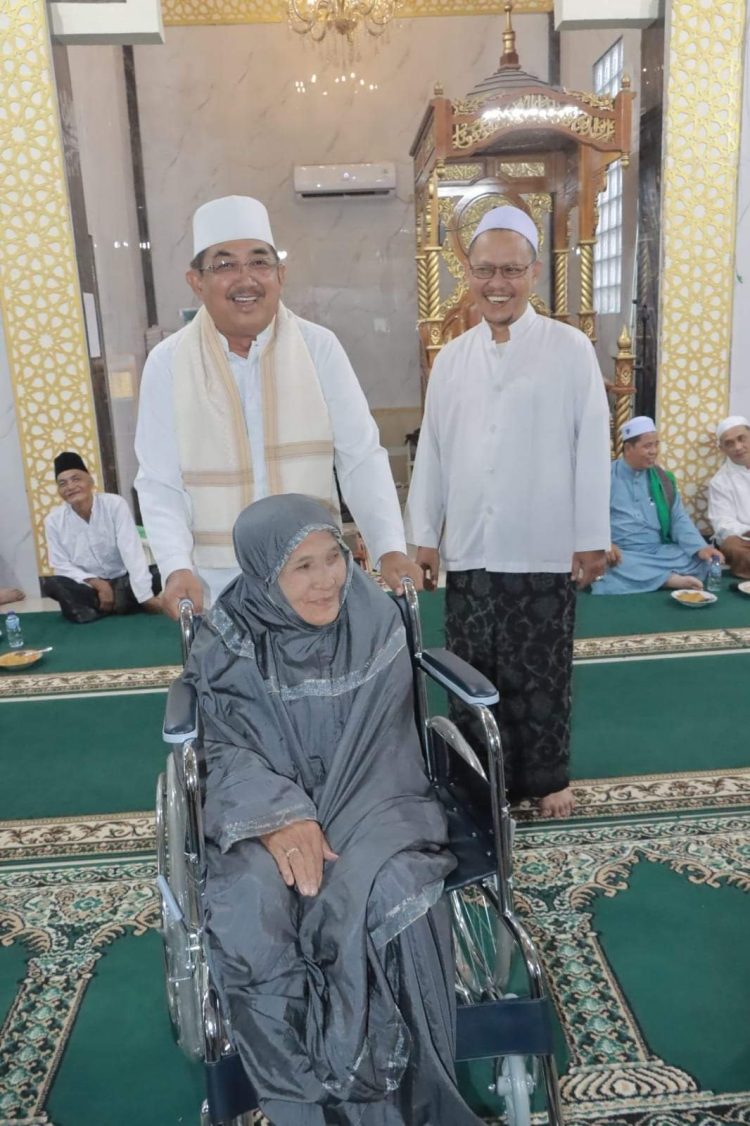 Bupati Tanjab Barat Berikan Bantuan Kursi Roda untuk Warga yang Sakit (01/12). /Dok/Ist