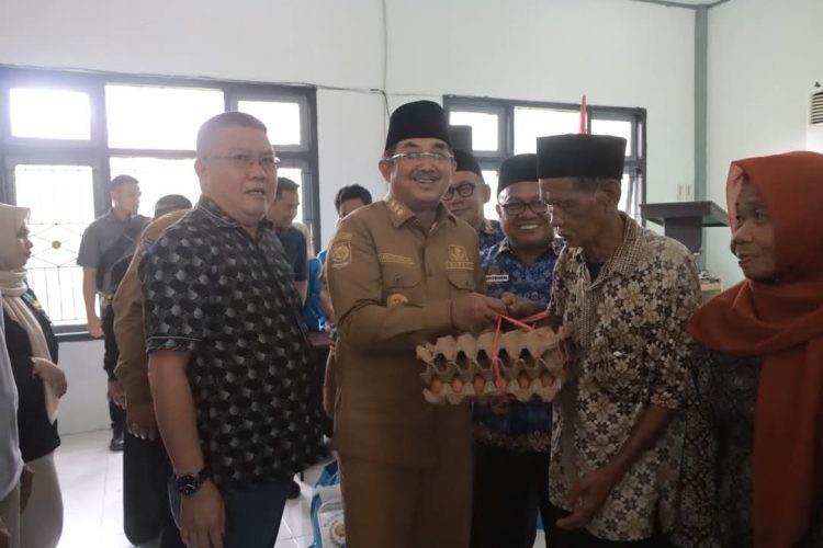 Bupati Anwar Sadat Menyerhkan Bantuan untuk Warga Seberang Kota, (17/12). /Dok/Ist
