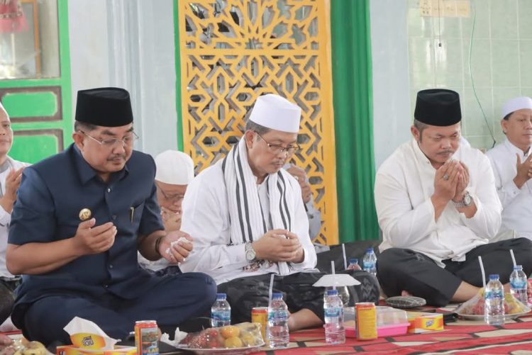 Bupati Tanjab Barat Menghadiri Haul Syekh Abdul Qodir Al-Jailani di Betara Tanjab Barat. /Dok/Ist