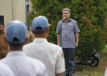 Wakil Ketua Komisi IV DPRD Provinsi Jambi, Rusli Kamal Siregar Memberikan Arahan kepada Siswa saat Upacara di SMKN 3 Kota Jambi, Senin (02/12). /Dok/Hms