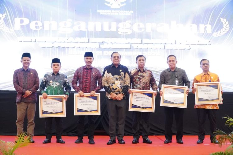 Ketua Komisi I DPRD Provinsi Jambi, Hapis Hasbiallah (Tiga dari Kiri) Foto Bersama Usai Menerima Piagam Penghargaan dari Komisi Informasi (KI), (11/12). /Dok/Ist