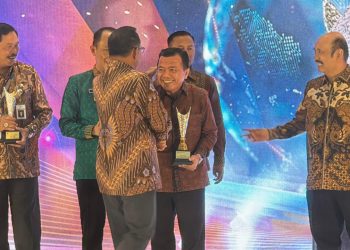 Gubernur Al Haris Menerima Anugerah APBD Award Tahun 2024 dari Mendagri, Rabu (18/12). /Dok/Ist