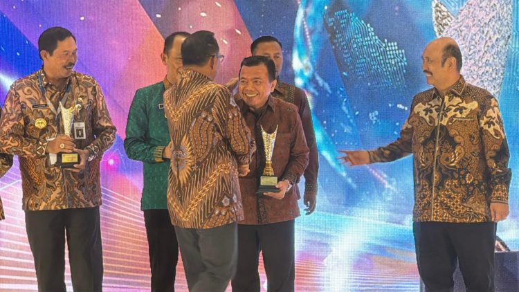Gubernur Al Haris Menerima Anugerah APBD Award Tahun 2024 dari Mendagri, Rabu (18/12). /Dok/Ist