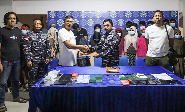 17 Calon PMI Non-Proseduran dan WNA Banglades yang Diamankan TNI AL, (02/12). /Dok/tni.mil.id