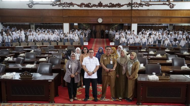 Sekretaris Komisi III DPRD Provinsi Jambi, Ahmad Fauzi bersama guru dan siswa/i SMAN 4 Kota Jambi di ruang paripurna DPRD Provinsi Jambi, Selasa (14/1). / Foto/ist