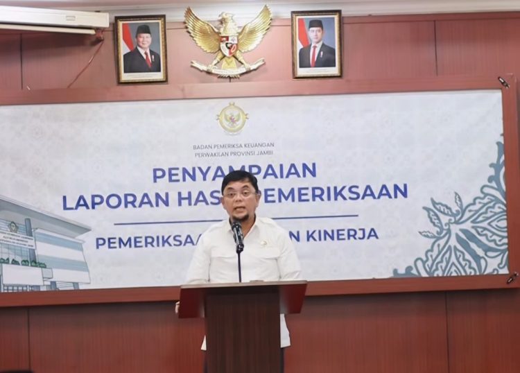 Waka DPRD Provinsi Jambi, Ivan Wirata Memyampaikan Sambutan saat Menghadiri Penyerahan LHP BPK RI. /Dok/Ist