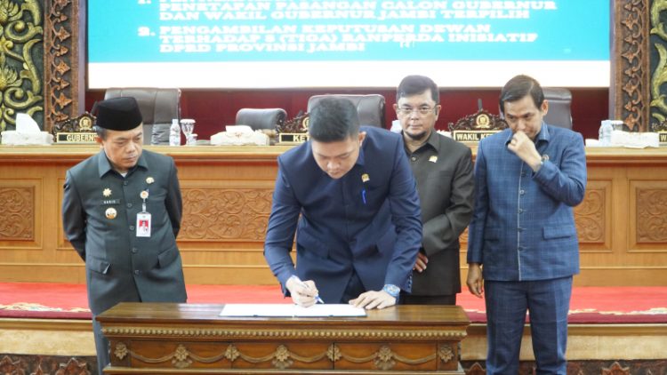 Pengesahan tiga Ranperda menjadi Perda dalam paripurna DPRD Provinsi Jambi, Senin (13/1). / Foto/ist