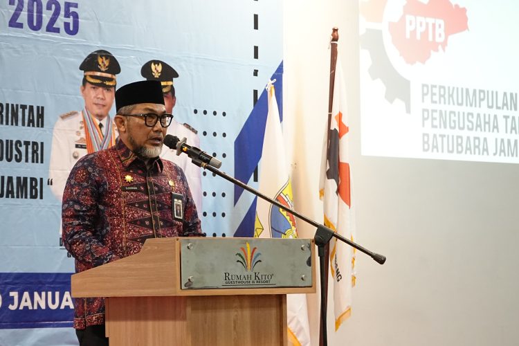 Sekda Provinsi Jambi Memyampaikan Sambutan saat Menghadiri Rapat Musyawarah PPTB Jambi Tahun 2025, Senin, (20/01). /Dok/Ist