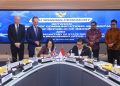 Wamenkomdigi Nezar Patria melakukan penandatanganan MoU dengan Wamenlu Parlemen Indo-Pasifik Inggris Catherine West, disaksikan Sekjen Komdigi, Ismail, dan Pelaksana tugas (Plt). Kepala Pusat Kerja Sama Internasional, Ichwan M. Nasution. (Humas Komdigi)