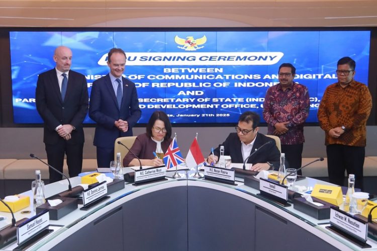 Wamenkomdigi Nezar Patria melakukan penandatanganan MoU dengan Wamenlu Parlemen Indo-Pasifik Inggris Catherine West, disaksikan Sekjen Komdigi, Ismail, dan Pelaksana tugas (Plt). Kepala Pusat Kerja Sama Internasional, Ichwan M. Nasution. (Humas Komdigi)