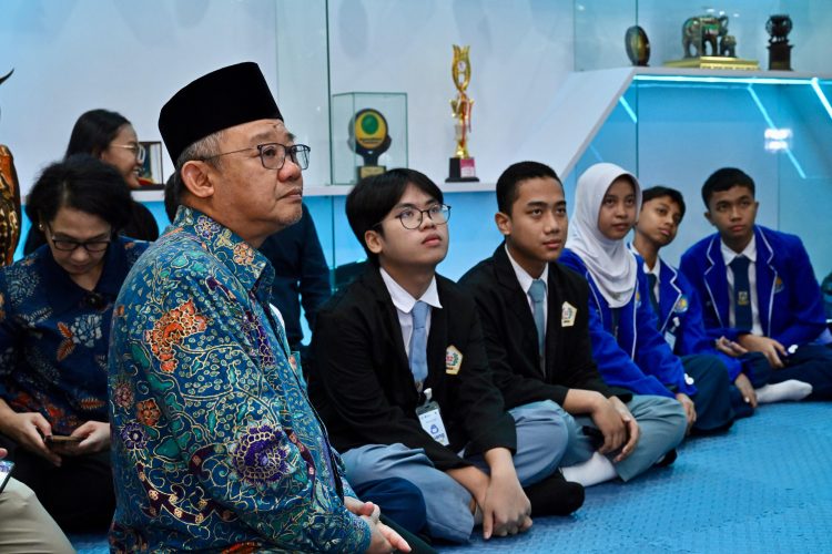 Menteri Pendidikan Dasar dan Menengah (Mendikdasmen) Abdul Mu'ti sedang bersama murid sekolah di Pusat Data dan Informasi (Pusdatin) (Foto: Dok Kemendikdasmen)