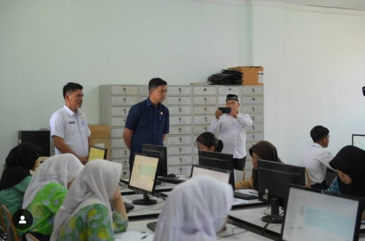 Ketua DPRD Provinsi Jambi, M. Hafiz memantau langsung pelaksanaan TES CAT PPDB Titian Teras Abdurrahman Sayoeti, Rabu (26/2). / Foto/ist