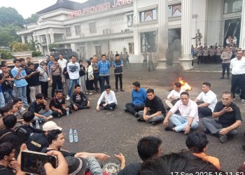 Dibawah Guyuran Hujan, Ketua DPRD Hafiz Fattah Terima Aspirasi Masyarakat