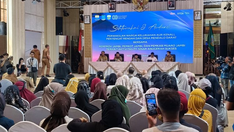 Gubernur Al Haris Dengarkan Aspirasi Warga Aur Kenali Terkait Aktivitas PT SAS