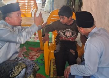 Tersentuh Lihat Kondisi Misba, Gubernur Al Haris Serahkan Kursi Roda dan Janji Perbaiki Rumah
