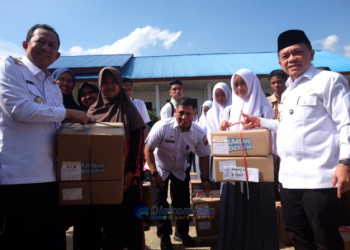 Al Haris Serahkan Bantuan Dumisake Pendidikan untuk Ratusan Siswa Kurang Mampu di Muaro Jambi