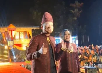 Ketua DPRD Provinsi Tampil dengan Busana Adat di Jambi Fashion Trend 2026