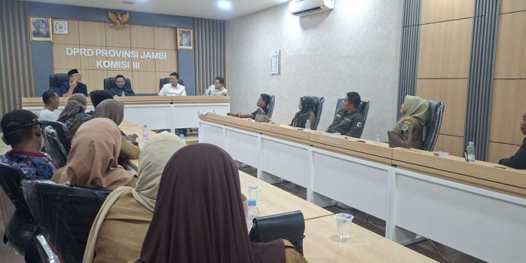 Terima Pengaduan Perangkat Desa Batanghari, DPRD Provinsi Jambi Berupaya Carikan Solusi